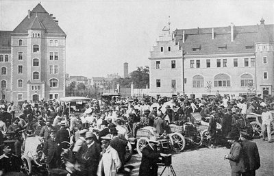 Immagine del viaggio automobilistico Parigi-Berlino. Installazione delle auto nel cortile della caserma Alexander a Berlino da H.Rudolphy